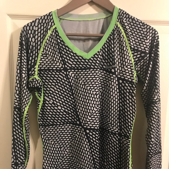 2 Women’s Size Small Nike tops - Picture 1 of 3